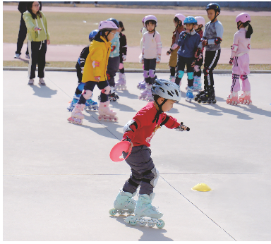昨日南宁天气晴朗，孩子们在暖阳下锻炼。本报记者宋延康 摄