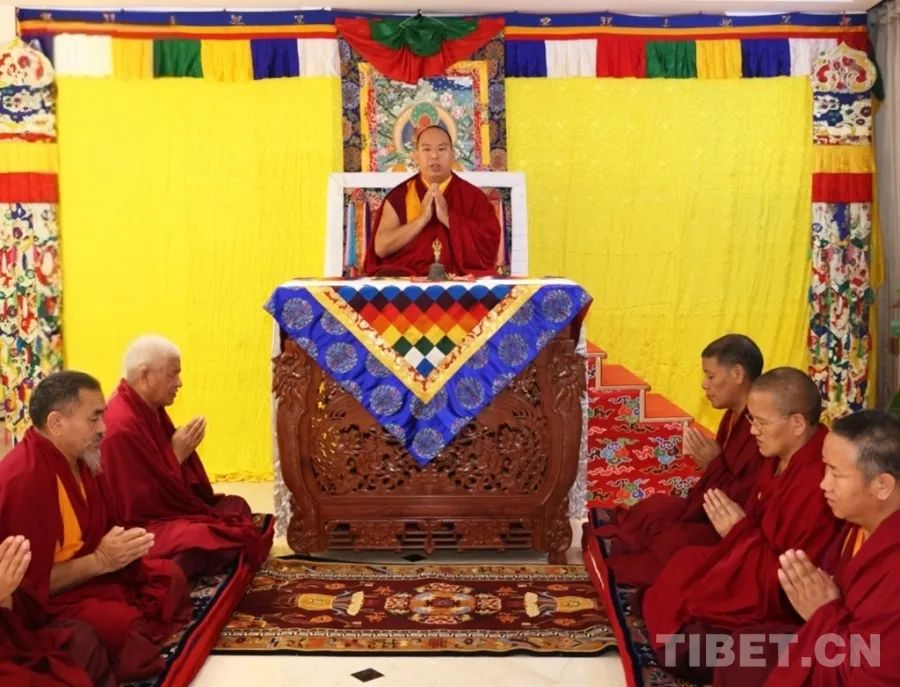 图为班禅额尔德尼·确吉杰布与众僧为定日地震灾区诵经祈福