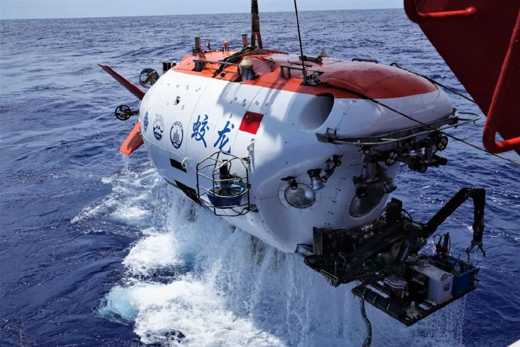 2024年8月18日,“蛟龙号”在西太平洋海域完成下潜出水。 新华社记者 王聿昊 摄