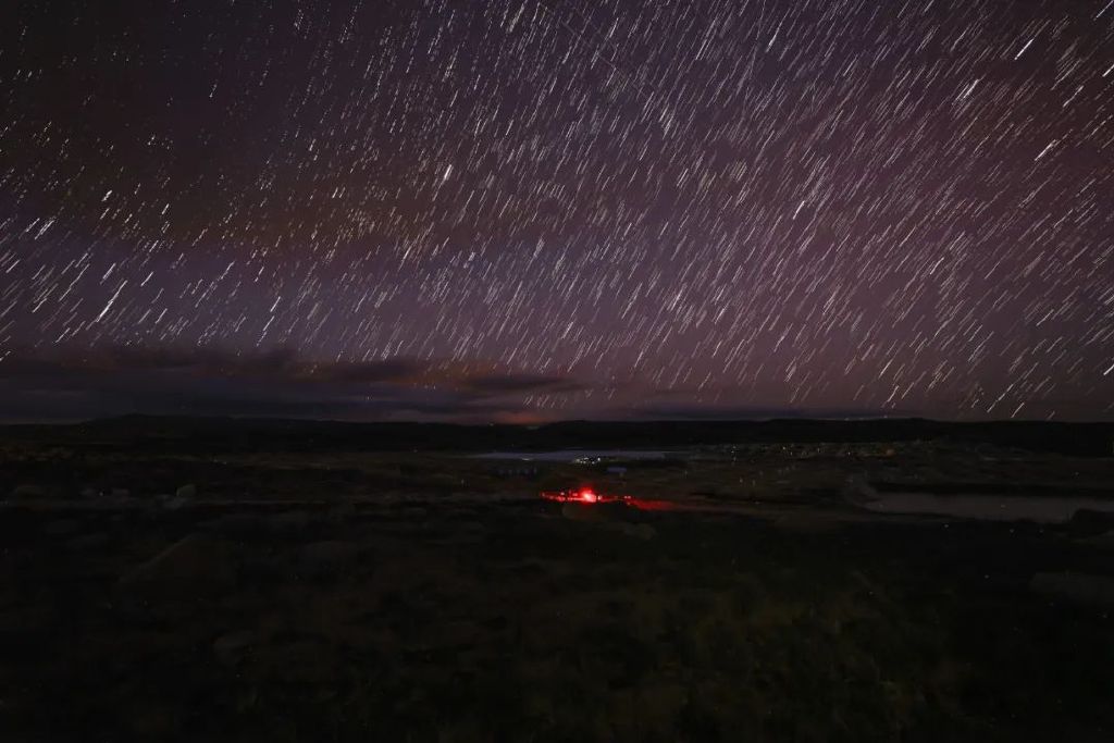 4月21日晚拍摄的星空下的高海拔宇宙线观测站(LHAASO)(合成照片)。 新华社记者 金立旺 摄