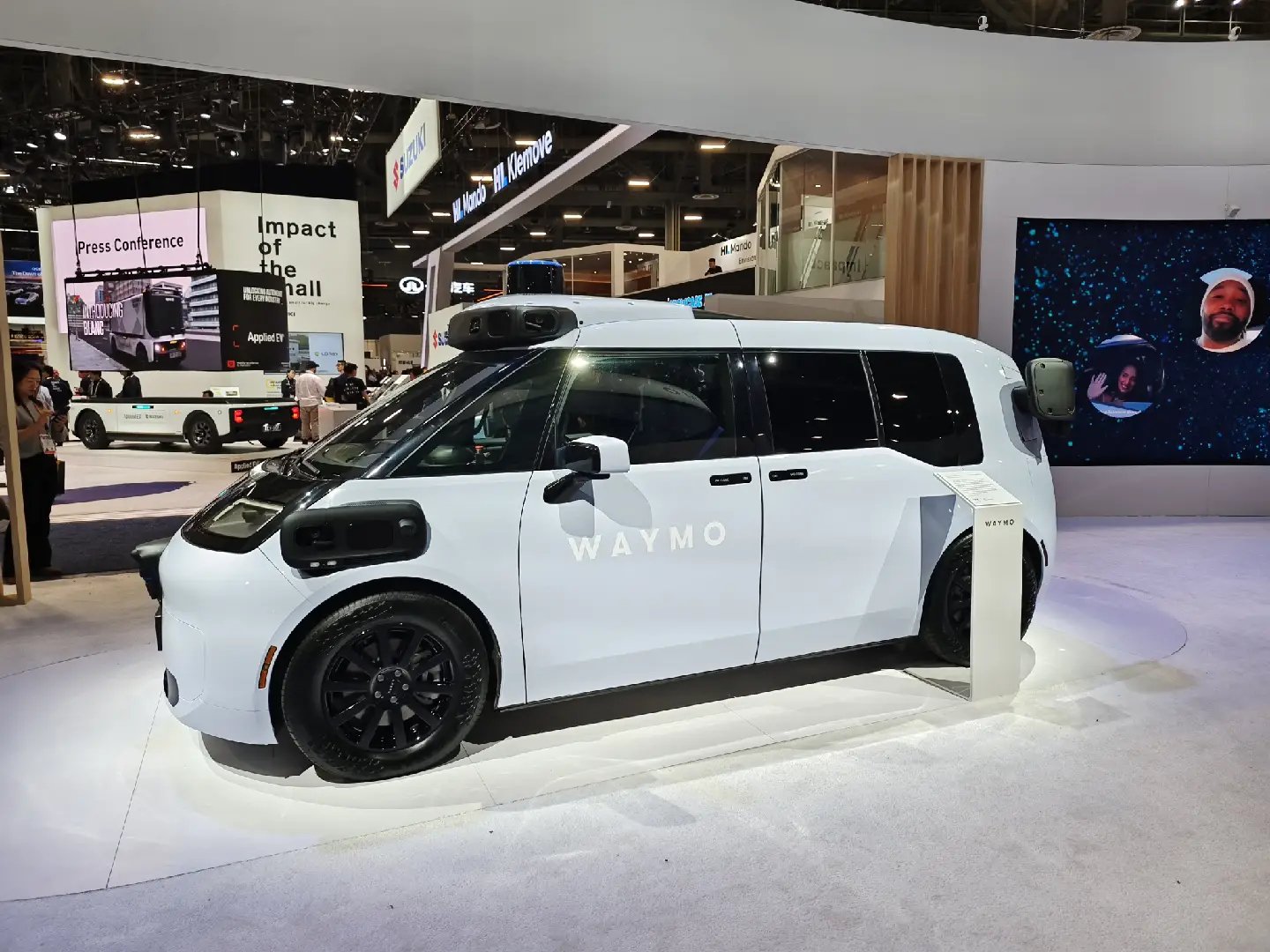 无方向盘和驾驶员座位，极氪 RT 代表着自动驾驶车型的未来｜图片来源：极客公园