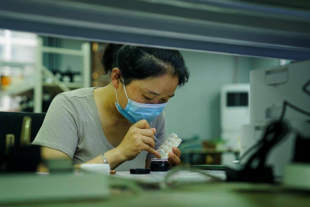 ▲ 拼多多助力东海穿戴甲打开销路后，解决了一批宝妈的就业增收问题。冉正鸿 摄