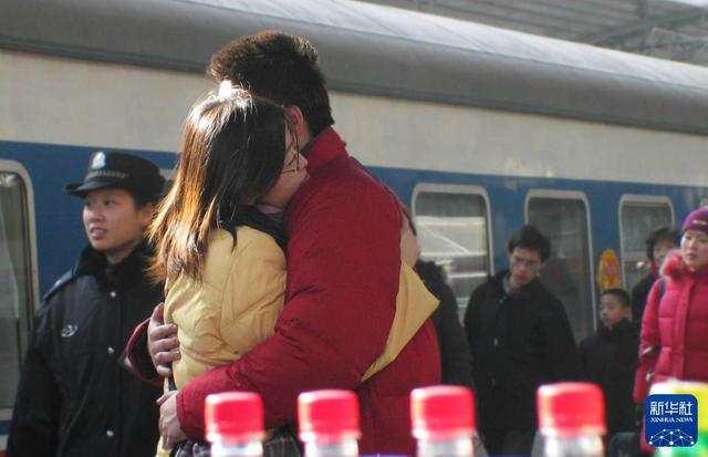 2005年1月25日，一对情侣在济南火车站站台恋恋不舍地拥别。新华社记者 徐速绘 摄