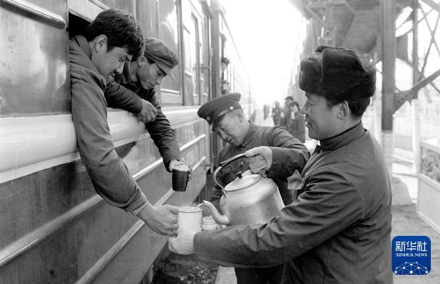 1984年春运期间，在石家庄火车站，工作人员为过往旅客送开水。新华社记者 赵连升 摄