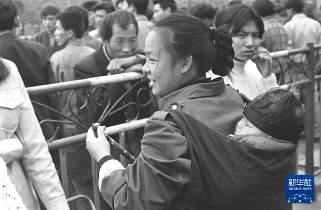 1995年春运期间，在广州火车站，来自四川的“打工妹”赶早乘火车准备回家过年。新华社记者 陈学思 摄