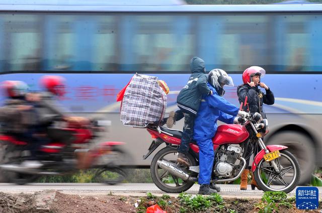 2013年2月3日，在广东打工的周克兵带着家人骑行回老家广西靖西，这是一家人在广西藤县短暂休息。新华社记者 黄孝邦 摄
