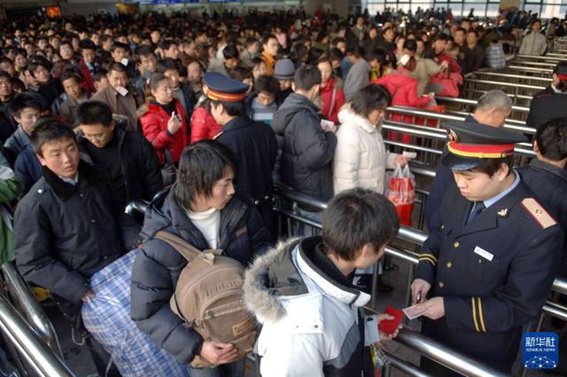 2007年2月3日，乘客正在通过北京西站检票口。 新华社记者 罗晓光 摄