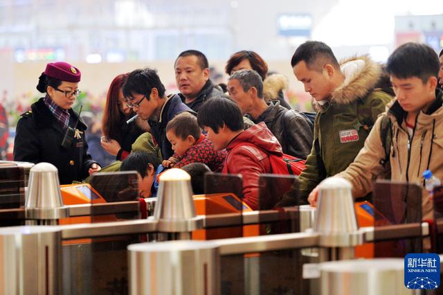 2015年2月4日，旅客在石家庄火车站检票进站。新华社记者 朱旭东 摄