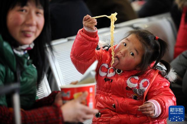 2011年1月19日，旅客在合肥火车站候车室吃方便面。新华社记者 李健 摄