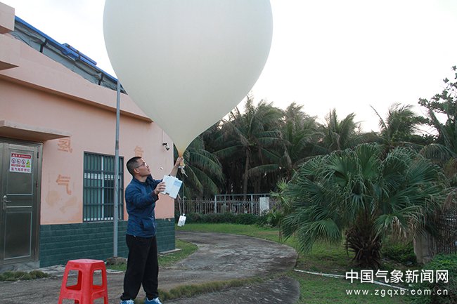 三沙市气象局工作人员施放探空气球。图/王亮