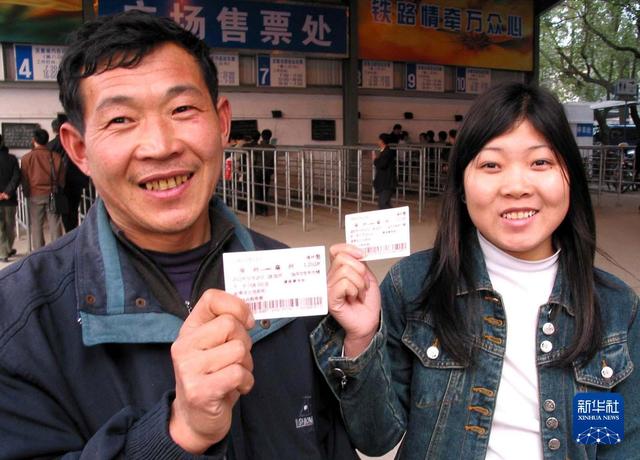 2003年1月20日，来自安徽的程勉珍父女一到福州火车站就买到了回家的火车票。新华社记者 丁海军 摄