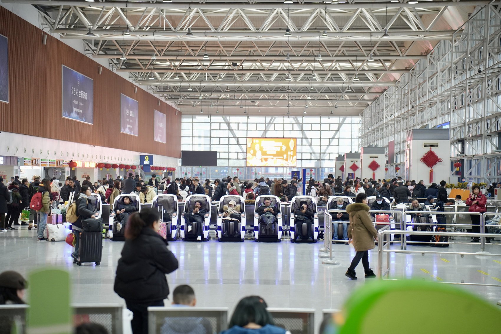 成都东站汽车客运站候车大厅.成都观察 杨柳 摄