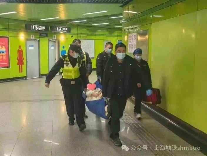 事发上海地铁！孕妇突发状况，现场搭起屏风，紧急送医后……|孕妇_新浪财经_新浪网