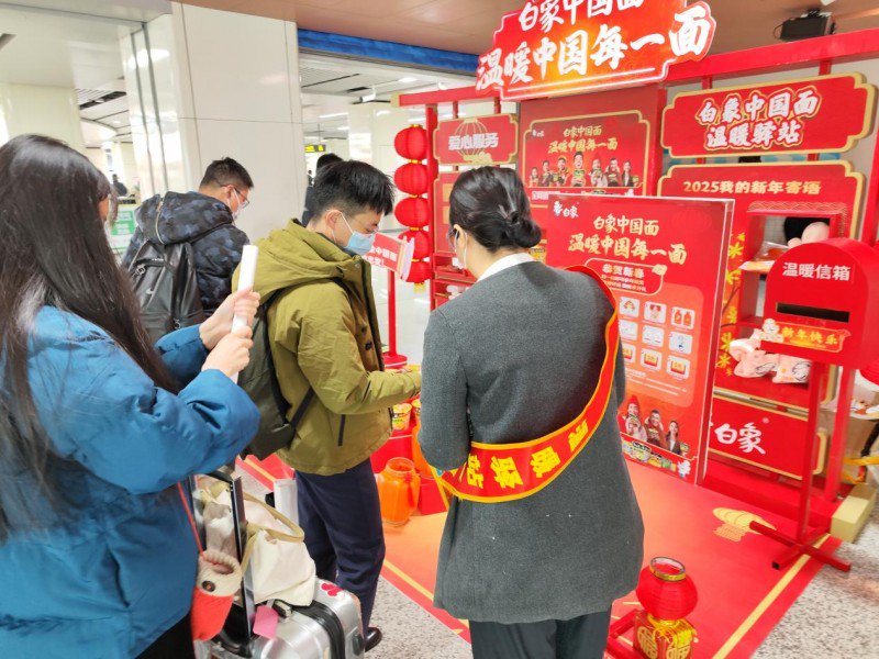 图3：白象温暖驿站郑州地铁站点春运首日现场