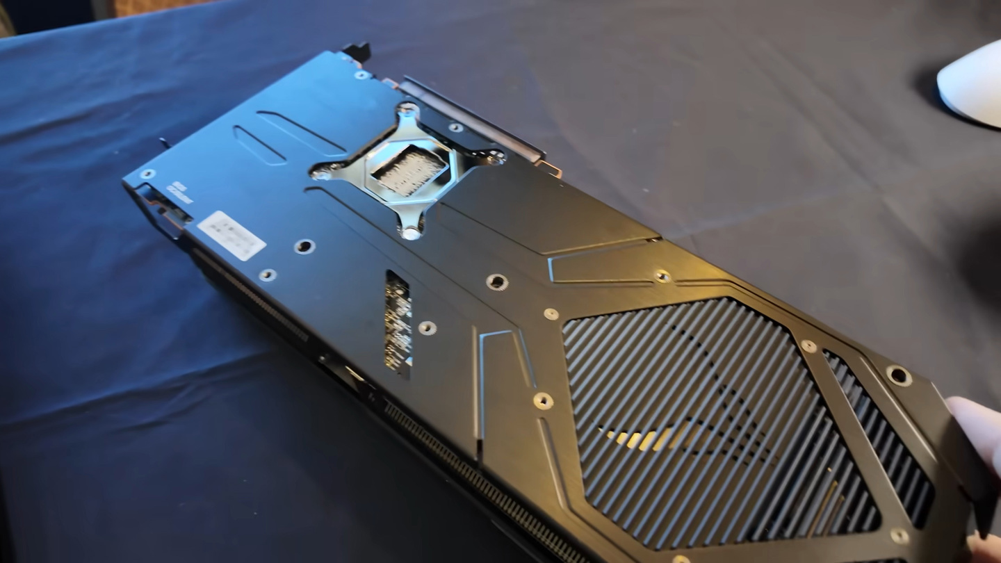 ▲ 格栅下的 Red Devil 徽标