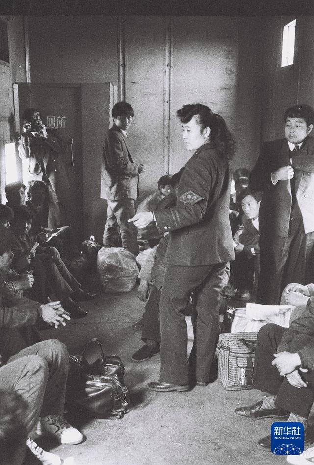 1994年，在济南铁路局“棚代客车”上，乘务员在向乘客讲解临时搭建的简易厕所使用注意事项。 新华社发 （傅振祥 摄）