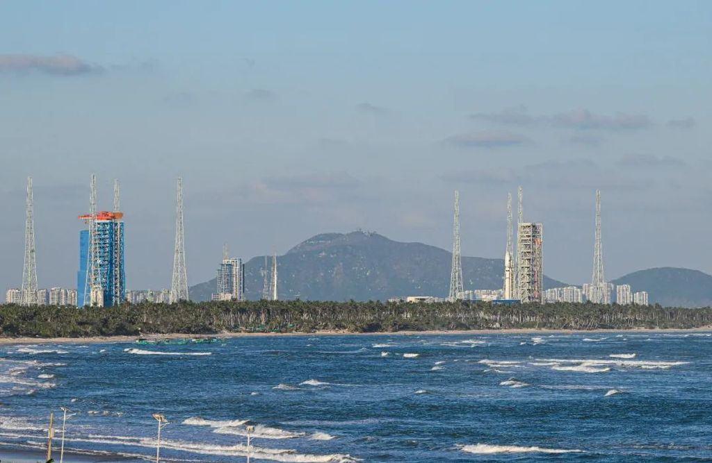 2024年11月30日在海南文昌拍摄的海南商业航天发射场一号发射工位(左)和二号发射工位(右)。 新华社记者 蒲晓旭 摄