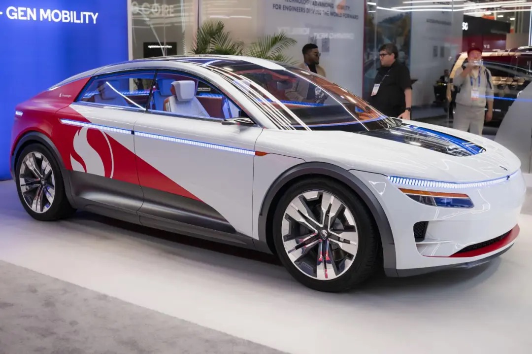 高通在 CES 期间展示的骁龙数字底盘概念车｜图片来源：极客公园