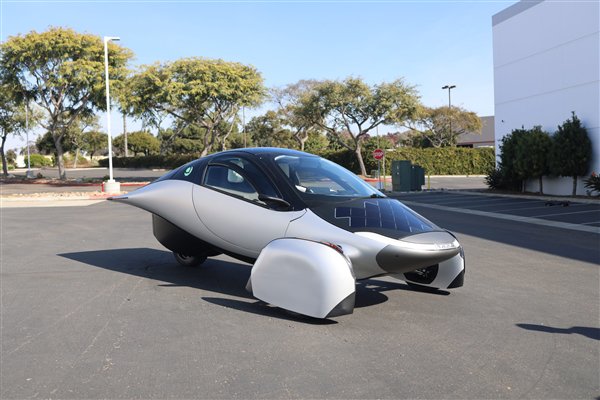 造型科幻的太阳能电动车Aptera Motors PI2，每天通过太阳能最高能行驶64公里 | 图片起首：Aptera官网