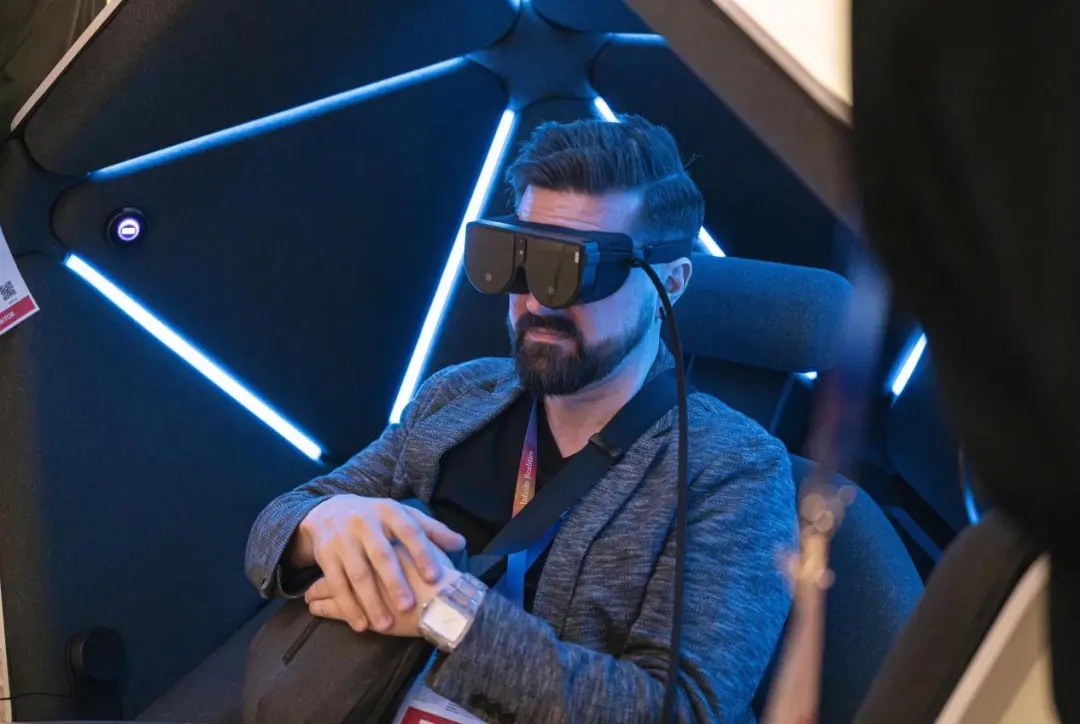 观众在 CES 上体验 XR 产品｜图片来源：极客公园