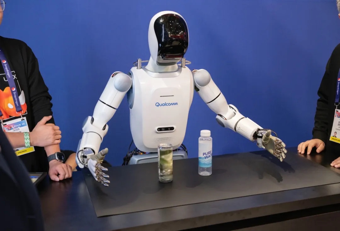 在高通展台展示的阿加犀人形机器人｜图片来源：极客公园