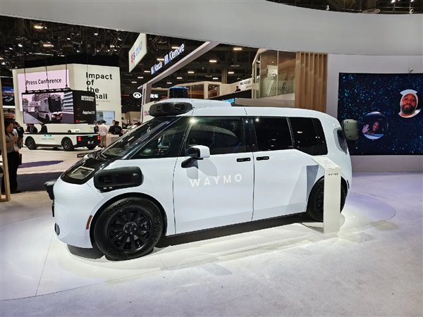 无标的盘和驾驶员座位，极氪 RT 代表着自动驾驶车型的将来｜图片起首：极客公园