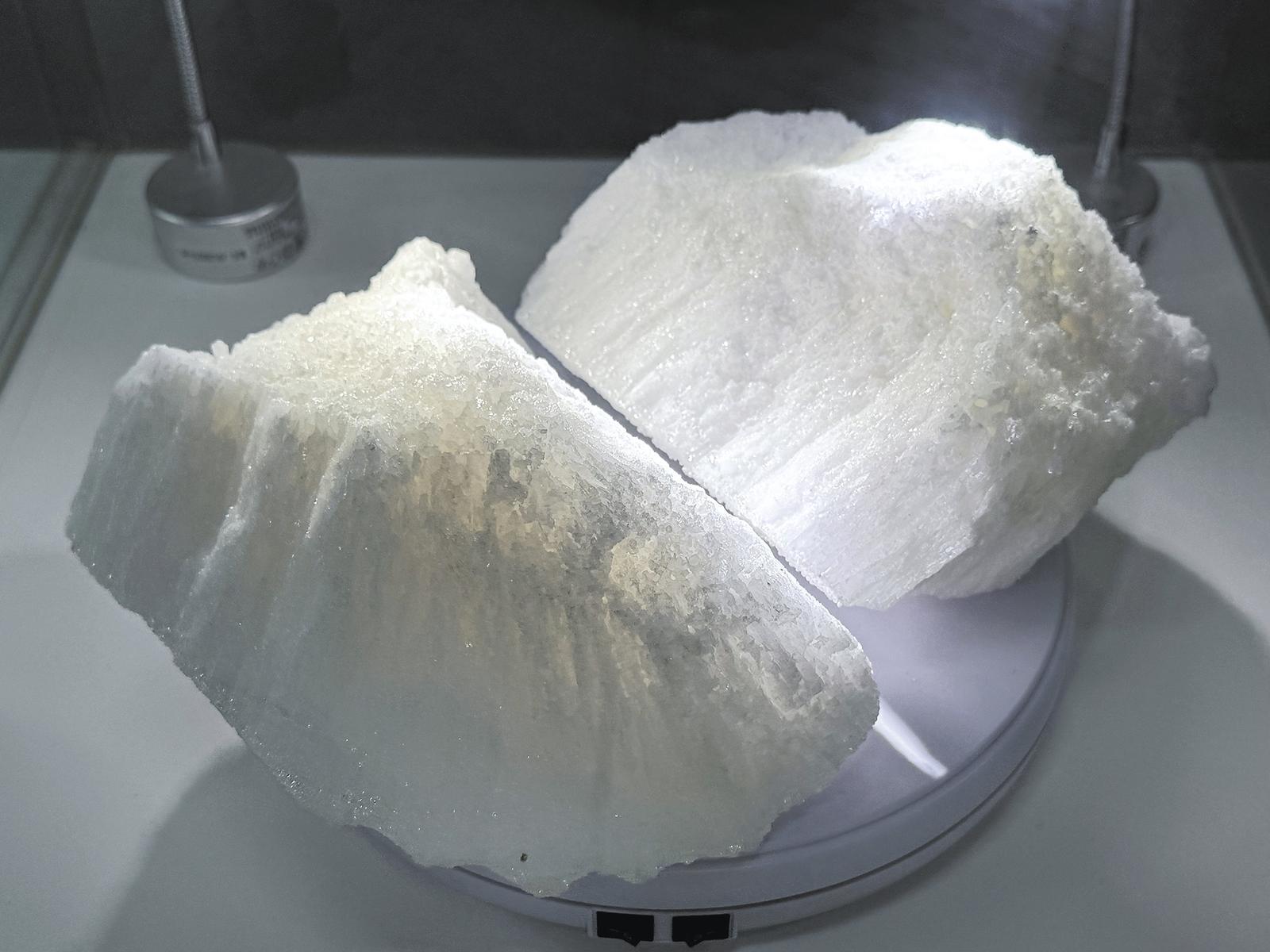 高纯氧化铝多晶.本版照片均由本报记者 宋翠茹 摄