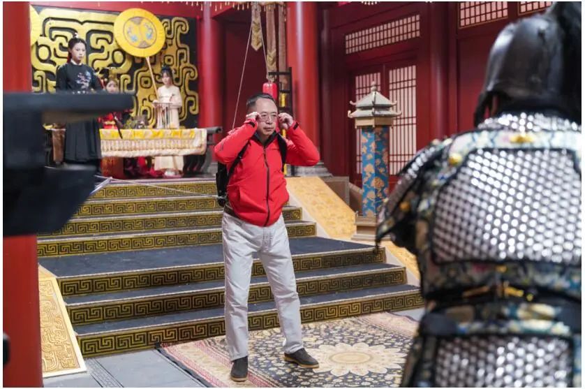 周鸿祎（中）在短剧拍摄现场