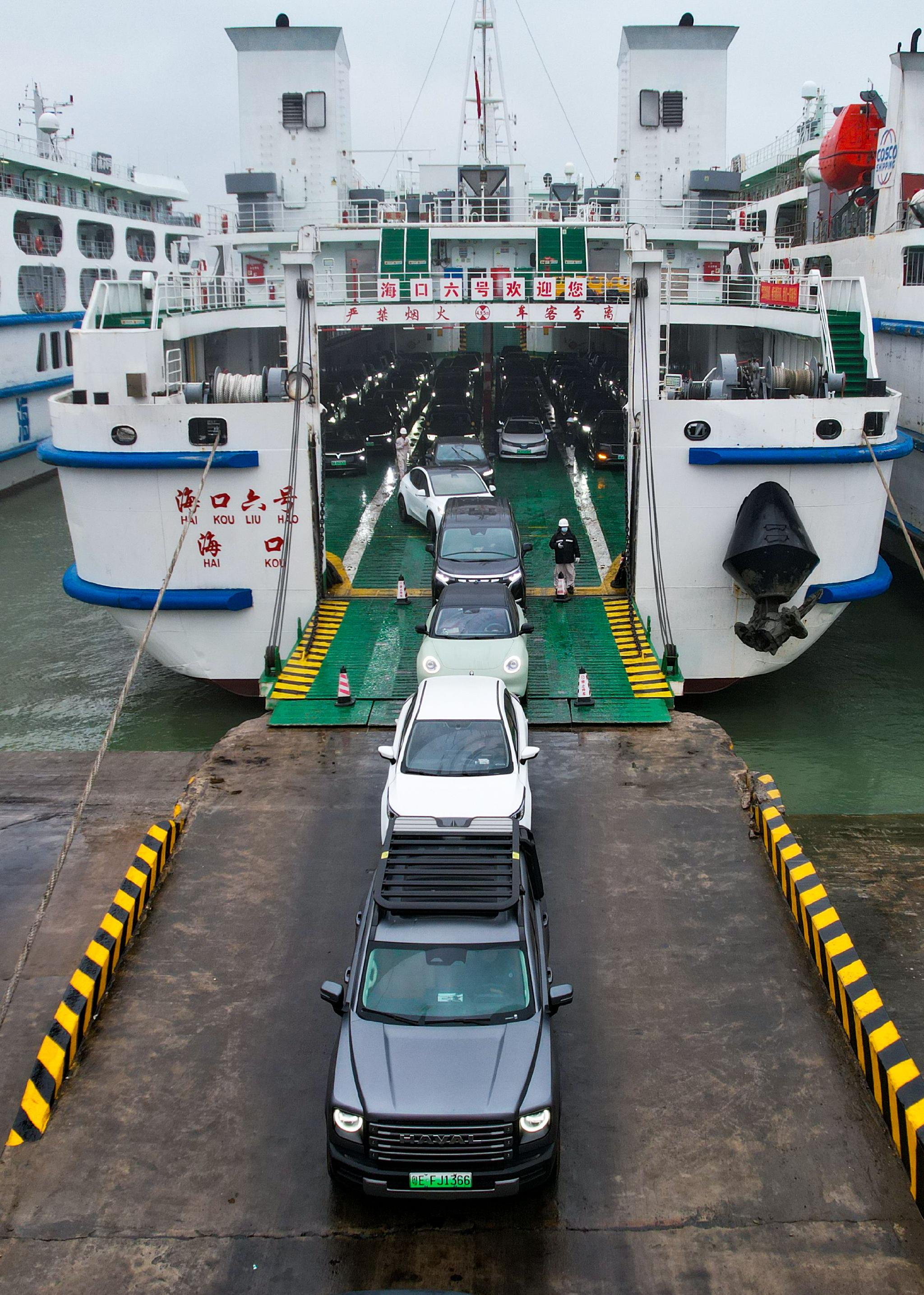 1月14日,在海南省海口市秀英港,车辆有序驶离客滚船