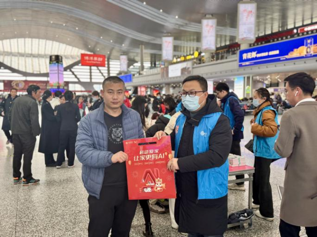 浙江移动宁波分公司志愿者派发福袋大礼包