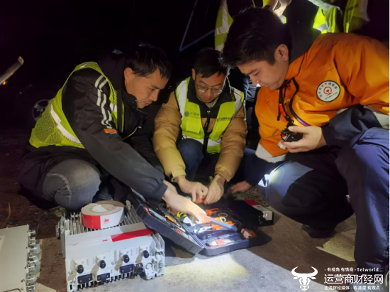 （湖北移动网络技术人员深夜清点网络排障工具）