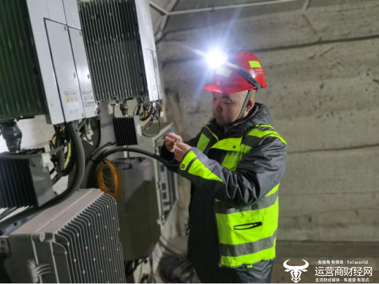 （技术人员在高铁隧道内紧急排障、优化网络）