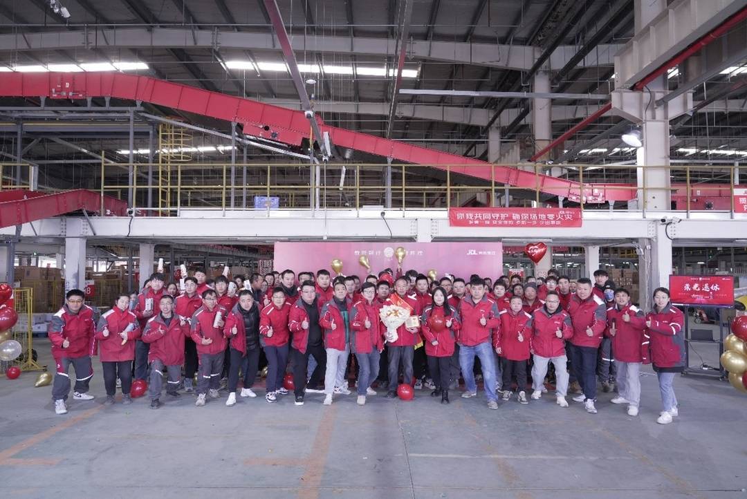 2024年12月，京东物流为陈海彦师傅举办退休仪式。