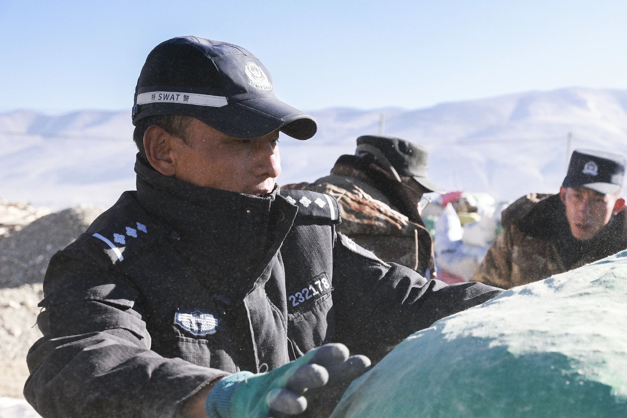 1月14日,前来支援的南木林县公安局特警大队民警罗布多吉和同事在措果