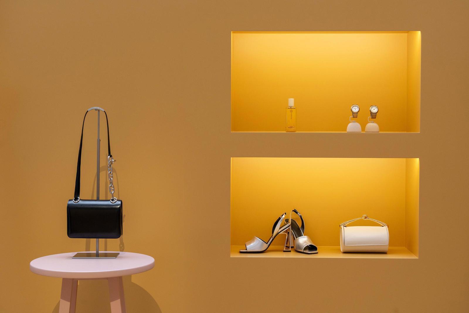 “棕色之廊”镌刻夜色中的高光华彩，以几何线条勾勒出精致的造型