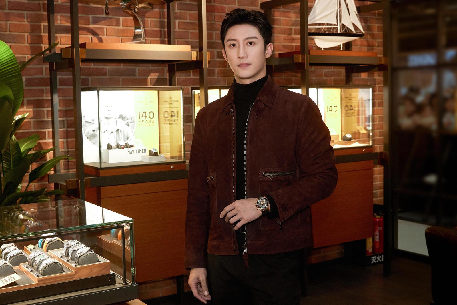品牌代言人黄景瑜佩戴超级机械计时B19万年历计时腕表44亲临140年“海陆空”限时巡展现场