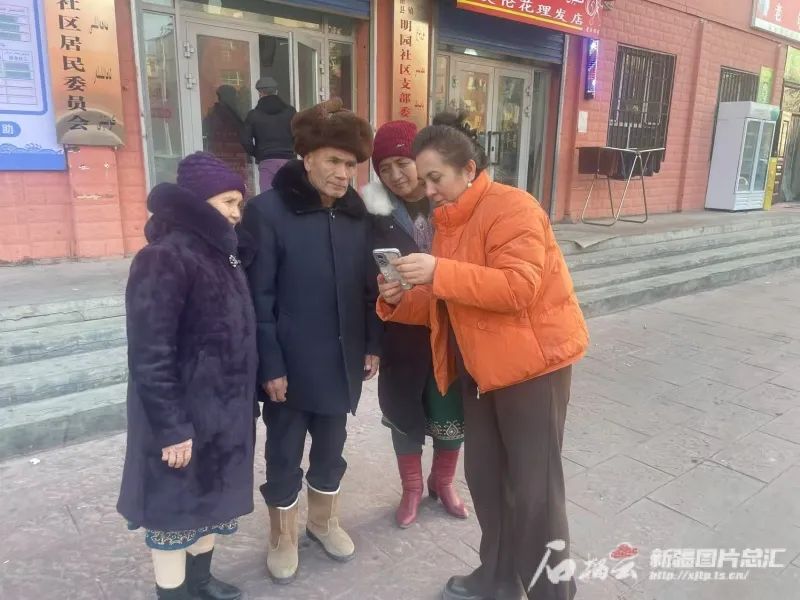 　　1月8日，阿克苏地区温宿县温宿镇社会救助经办人员向居民讲解“新疆救助通”操作流程。石榴云/《新疆日报》记者 李琳摄