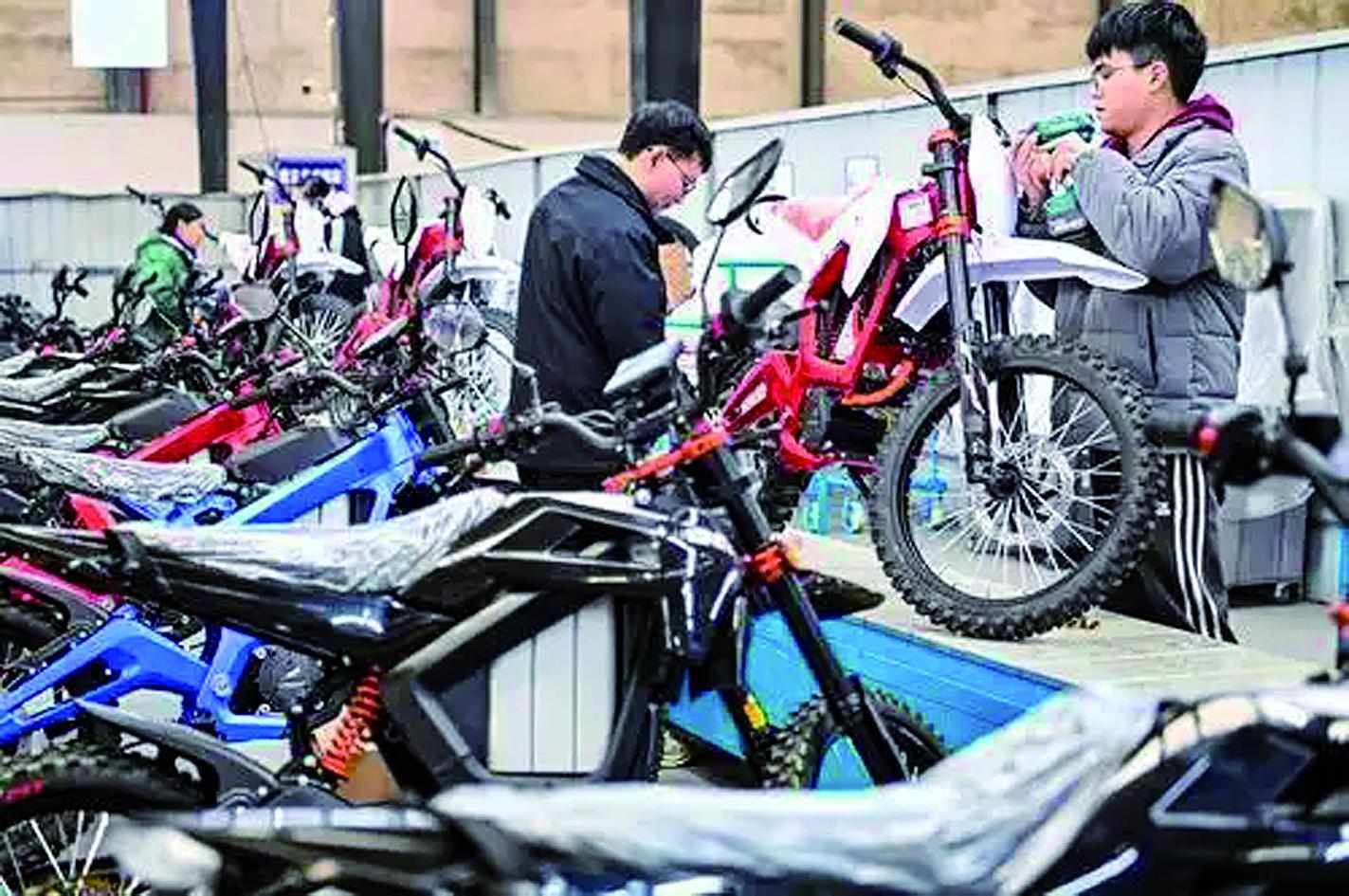 1月3日，江津区珞璜工业园，重庆昌明摩托车股份有限公司生产车间内，工人们正加足马力赶制出口订单。 据新重庆-重庆日报