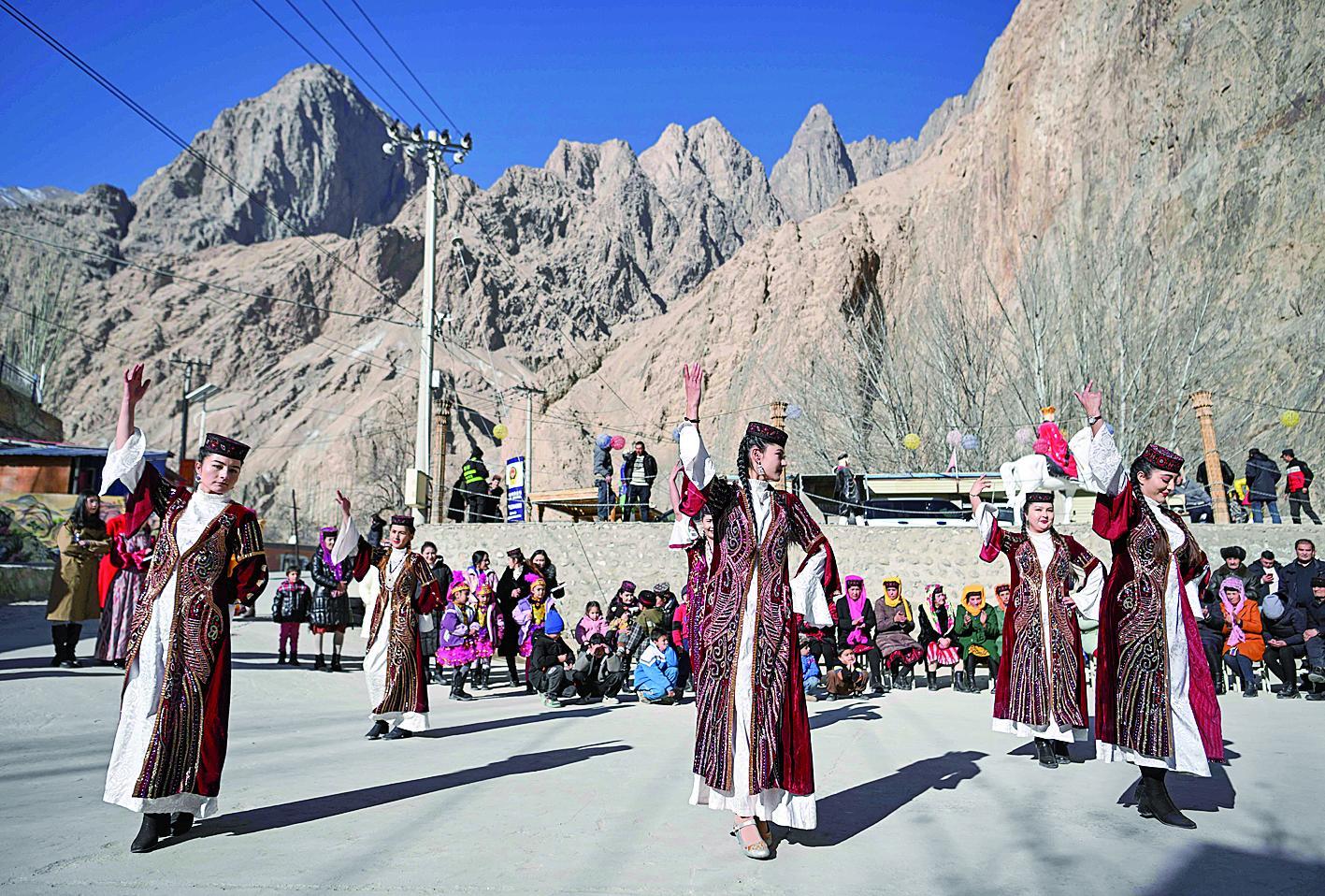 大同乡阿克托尕兰干村村民跳起赞美爱情与家乡的舞蹈 新华社发