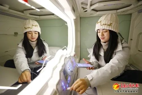 1月17日,在乌鲁木齐国际机场T2航站楼内的天缘太空舱酒店,记者在太空舱内体验充电服务。乌鲁木齐晚报全媒体记者 石磊摄