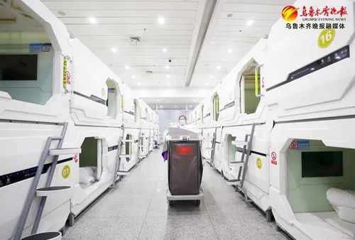 1月17日,在乌鲁木齐国际机场T2航站楼内的天缘太空舱酒店,工作人员正在打扫卫生。乌鲁木齐晚报全媒体记者 石磊摄