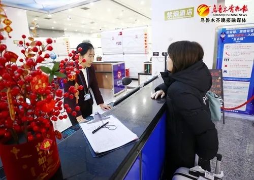 1月17日,在乌鲁木齐国际机场T2航站楼内的天缘太空舱酒店,旅客在前台办理入住。乌鲁木齐晚报全媒体记者 石磊摄