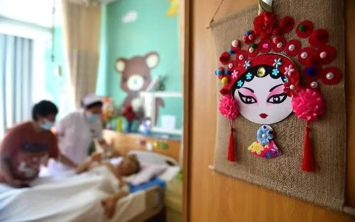 ▲河北省沧州市人民医院安宁疗护科为一位爱好京剧的患者在病房布置了具有京剧元素的装饰品。图/新华社