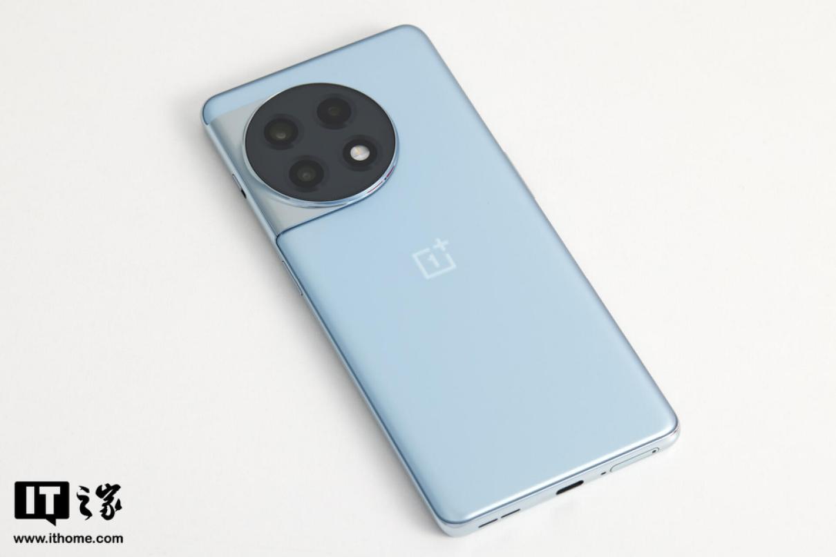 ▲ IT之家开箱：一加 Ace 2 冰河蓝图赏