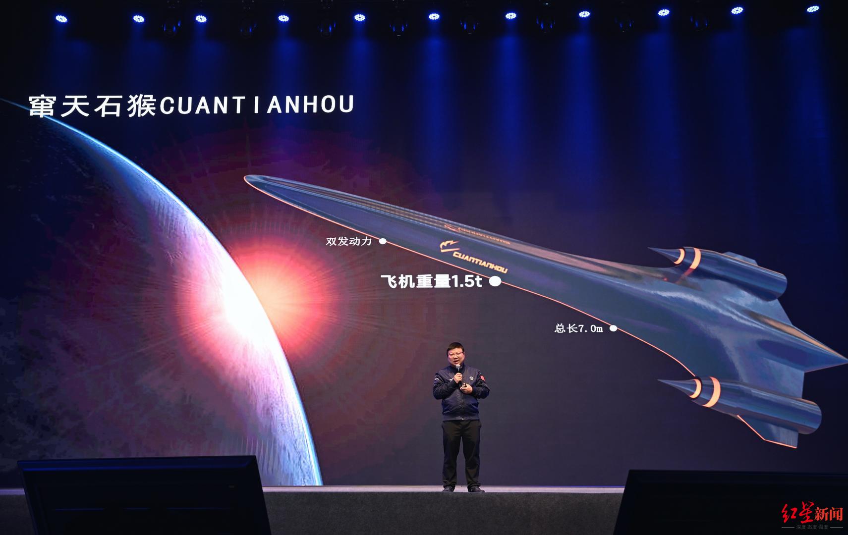 ▲邓帆介绍“窜天石猴”