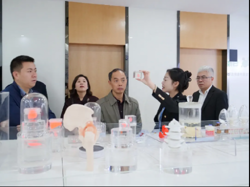 △ 重庆万州经开区领导一行参观华夏源生物3D打印中心