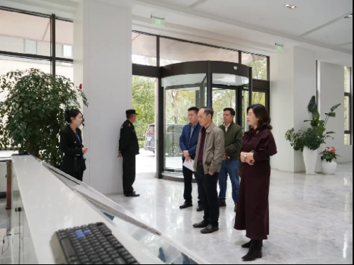 △ 重庆万州经开区领导一行参观华夏源GMP基地