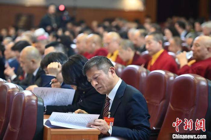 四川省政协委员、四川省学校文化建设研究会会长高善峰在四川省政协十三届三次会议上。　姜寒冬 摄