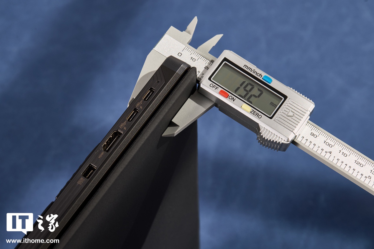 IT之家开箱】ROG 幻X 2025 图赏：复古未来主义风格，设计科幻又硬核