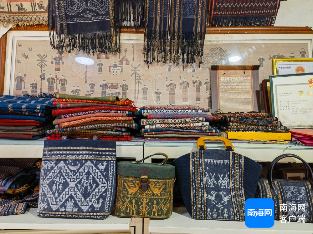 东方白玲黎锦专业合作社内的黎锦和文创产品.记者 李绍远 摄